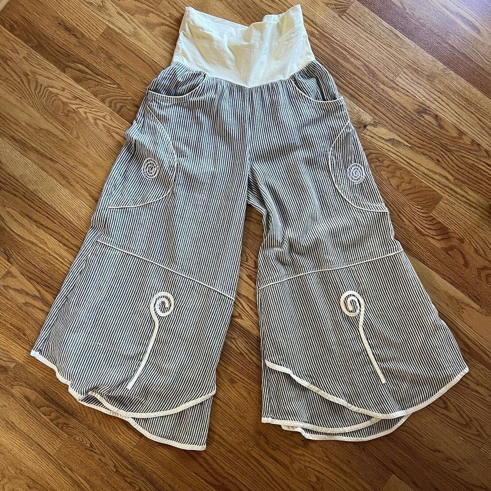 High-Waist Wide-Leg Pinstripe Leggings with Contrast Waistband — Cream & Black